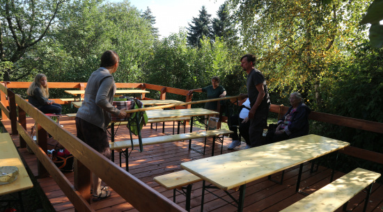 Die neue Terrasse wird eingerichtet Foto: Theres Schimansky